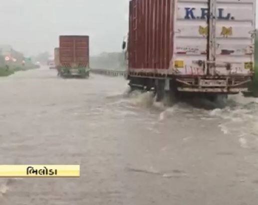 આજે અરવલ્લી અને સાબરકાંઠામાં વરસાદ મનમૂકીને વરસ્યો હતો. જેમાં ભિલોડમાં 7 ઈંચ જેટલો વરસાદ ખાબક્યો છે. આ ઉપરાંત હિંમતનગરમાં 5 ઈંચ અને ઈડરમાં 4 ઈંચ જેટલો વરસાદ પડ્યો હતો. 