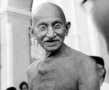  સ્વતંત્રતા આંદોલન દરમિયાન ગાંધીજીએ ભારતીયોને એ માટે પ્રોત્સાહિત કર્યા હતા કે તે સ્વતંત્રતા આંદોલનના સમર્થનમાં દરરોજ ખાદીના કાતણમાં વ્યસ્ત રહે. તેમણે બધા ભારતીયોને સ્વદેશી આંદોલન પ્રમાણે બ્રિટન નિર્મિત કાપડના બદલે ખાદી પહેરવા માટે પ્રોત્સાહિત કર્યા હતા.