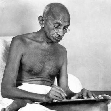 નવી દિલ્હી: મહાત્મા ગાંધી દ્વારા લખવામાં આવેલો તિથિ વગરનો એક પત્ર આશરે 4.5 લાખ રૂપિયામાં વેચાયો હતો. ગાંધીજીએ આ પત્રમાં ચરખાના મહત્વ પર જોર આપ્યું હતું. આ જાણકારી અમેરિકાના આરઆર ઓક્શને આપી છે. ઓક્શન હાઉસના એક નિવેદન પ્રમાણે આ પત્ર ગુજરાતી ભાષામાં લખાયેલો છે અને યશવંત પ્રસાદ નામના વ્યક્તિને સંબોધિત કર્યું છે.