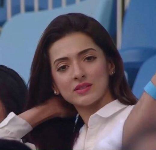 પાકિસ્તાનની ઈનિંગ દરમિયાન આ યુવતી છવાઈ ગઈ હતી. 