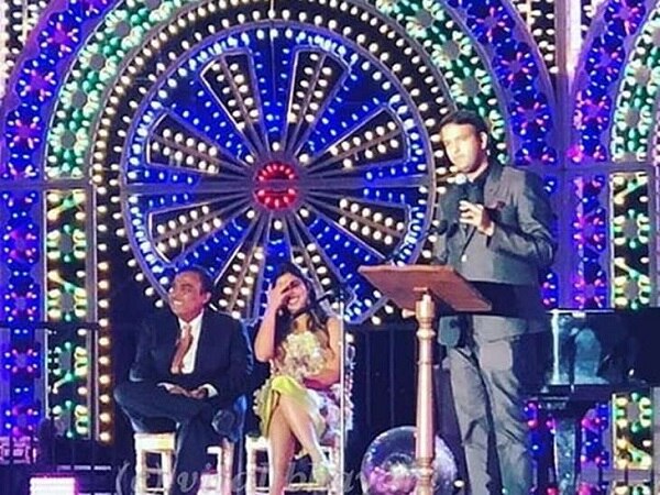 ઈશા-આનંદની સગાઈ બાદ લેકકોમો આખું ઝગમગી ઉઠ્યું હતું. અલગ-અલગ જાતના ફટકાડાઓથી આખા શહેરમાં રોશની પથરાઈ ગઈ હતી. લેક કોમોમાં ઈશા અંબાણીની સગાઈની ચર્ચા દિવસો સુધી થશે તે વાત નક્કી છે.