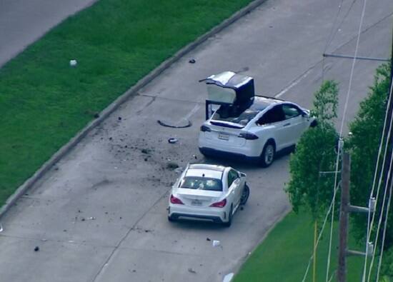 આ ટેસ્લા કાર મૂળ કેરળના ઈન્ડિયન-અમેરિકન ઓનિલ કુરૂપની હતી. આ ઘટનામાં કાર ખરાબ રીતે ક્ષતિગ્રસ્ત થઈ ગઈ હતી. જોકે, દુર્ઘટનામાં પિતા અને પુત્ર બંને સુરક્ષિત બચી ગયા છે. ઘટના બાદ આ તસવીરોને ઓનિલ કુરૂપે પોતાના ફેસબુક પર શેર કરતા લખ્યું હતું કે, ભગવાન અને આ કારે અમને બચાવી લીધા છે.