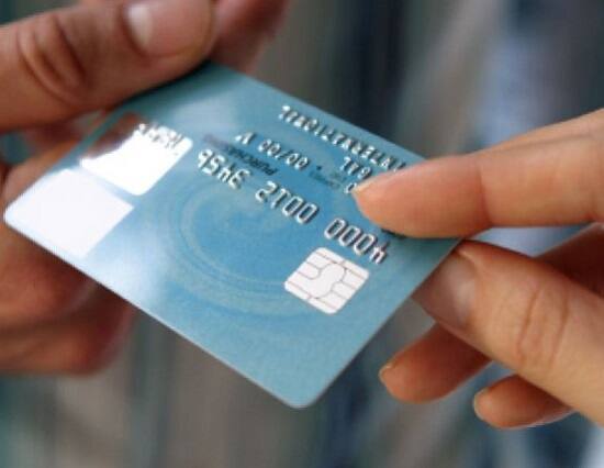 સ્ટેટ બેંક ઓફ ઈન્ડિયા દ્વારા તો ગ્રાહકોને ક્રેડિટ કાર્ડ બદલવા માટે 31 ડિસેમ્બર આપવામાં આવી છે. ત્યાર બાદ બેંક મેગ્નેટિક સ્ટ્રાઈપવાળા કાર્ડ બ્લોક કરી દેશે. ગ્રાહકોને મેગ્નેટિકની જગ્યાએ ચીપવાળા કાર્ડ બદલવા માટે કોઈ ચાર્જ આપવો પડશે નહીં. 