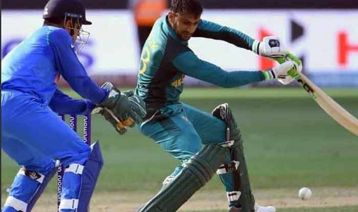 રોહિત શર્માએ માઇન્ડ ગેમ રમતા 44મી ઓવરમાં ભુવનેશ્વર કુમારની જગ્યાએ બુમરાહને બૉલ પકડાવ્યો, જેને મલિકને આઉટ કરીને ભારતને મોટી સફળતા અપાવી. મહેન્દ્ર સિંહ ધોનીએ પોતાની જમણી બાજુ ડાઇવ મારીને શાનદાર કેચ ઝડપ્યો હતો. આમ રોહિતની આ ચાલ ટીમ ઇન્ડિયા માટે ખાસ સાબિત થઇ