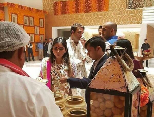 ઈશા અંબાણી અને આનંદ પીરામલની સગાઈની તસવીરો સોશિયલ મીડિયામાં વાયરલ થઈ છે. આ તસવીરોમાં ત્રણ દિવસ સુધી ચાલેલા કાર્યક્રમની ભવ્યતા જોઈને અંદાજ લગાવી શકો છો. સગાઈમાં પીરસવામાં આવી રહેલી વાનગીઓની લોકો મજા માણી રહ્યા હતાં તેની પણ તસવીરો સામે આવી છે. જેમાં ઈશા અંબાણી પાણીપુરીની મજા માણી રહી હતી જ્યારે મુકેશ અંબાણી પણ પાણીપુરી ખાઈ રહ્યા હતાં. જેમની તસવીરો સોશિયલ મીડિયામાં વાયરલ થઈ છે. 