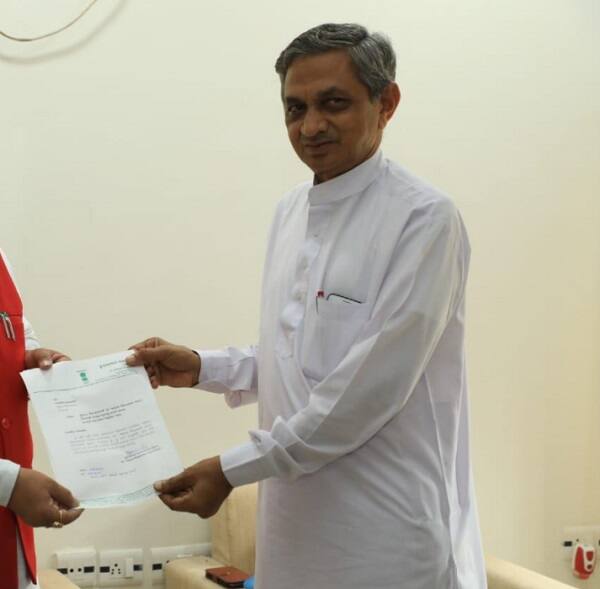 રાજકોટ: વીંછીયા ગામમાં ત્રણ દિવસ પહેલા જુની અદાવતમાં વેપારી પર અજાણ્યા શખ્સો દ્વારા ફાયરિંગ કરવામાં આવ્યું હતું. આ મામલે વીંછીયા ગામના લોકો દ્વારા વિરોધ નોંધાવવામાં આવ્યો હતો. જ્યારે આજે મોટી સંખ્યામાં એકત્રિત કોળી સમાજ દ્વારા મામલતદારને આવેદન પત્ર આપવામાં આવ્યું હતું. આરોપીની ધરપકડ કરી સજાની માંગ કરવામાં આવી છે. આ મામલે કુંવરજી બાવળિયા પણ સમાજના વ્હારે આવી ગયા છે.