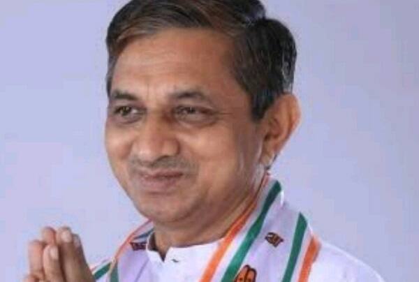 મહત્વની વાત એ છે કે વેપારી પર ફાયરિંગ મામલે ન્યાય અપાવવા માટે કેબિનેટ મંત્રી કુંવરજી બાવળિયા પણ સમાજના વ્હારે આવ્યા છે. કુંવરજી બાવળિયાએ જણાવ્યું હતું કે, ફાયરિંગ મામલે સરકારને રજીઆત કરીશું. જો ન્યાય માટે સત્તા છોડવી પડશે તો હું સત્તા પણ છોડવા માટે તૈયાર છું. હું સમાજ સાથે જ છું. મારા સમાજને ન્યાય નહીં મળે તો હું સત્તા છોડી દઈશ. ઉલ્લેખનીય છે કે થોડા સમય પહેલા જ કુંવરજી બાવળિયા કોંગ્રેસમાંથી રાજીનામું આપીને ભાજપમાં જોડાયા હતાં.