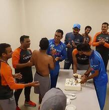 એશિયા કપઃ પાકિસ્તાનને ધૂળ ચટાવ્યા બાદ ટીમ ઈન્ડિયાએ સેલિબ્રેટ કર્યો આ ખેલાડીનો બર્થ ડે, જુઓ તસવીરો