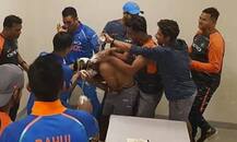 એશિયા કપઃ પાકિસ્તાનને ધૂળ ચટાવ્યા બાદ ટીમ ઈન્ડિયાએ સેલિબ્રેટ કર્યો આ ખેલાડીનો બર્થ ડે, જુઓ તસવીરો