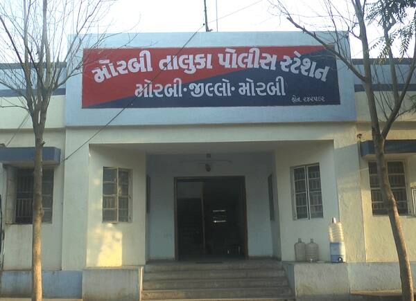 આ અંગે ખુલાસો કરતા મનોજ પનારાએ કહ્યુ છે કે, હું બહાર જઈ રહ્યો હતો ત્યારે રસ્તામાં મને બીજેપીના કાર્યકરો મળી ગયા હતા. આ દરમિયાન એક કાર્યકરે મને ખેસ પહેરાવી દીધો હતો જે મેં તેમને પરત આપી દીધો હતો. હું પાસનો કાર્યકર જ છું અને મારા સમાજ માટે આંદોલન કરતો રહીશ.