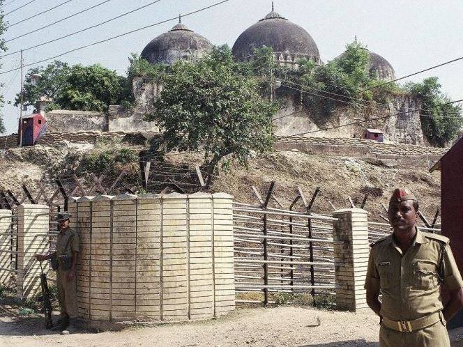 1994માં સુપ્રીમ કોર્ટની બેંચે ફેંસલો આપ્યો હતો કે મસ્જિદમાં નમાજ પઢવી ઈસ્લામનો આંતરિક હિસ્સો નથી. તેની સાથે જ તેમણે હિન્દુઓ પૂજા કરી શકે તે માટે રામ જન્મભૂમિમાં યથાસ્થિતિ જાળવી રાખવાનો આદેશ આપ્યો હતો. 