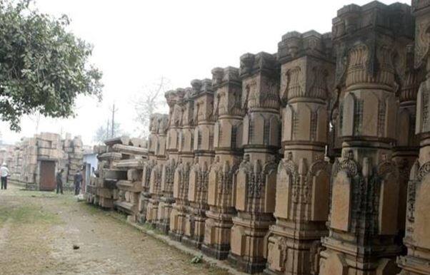 હવે કોર્ટ 1994ના ચુકાદા પર સમીક્ષાની જરૂર છે કે નહીં તેના પર ફેંસલો કરશે. કોર્ટે 20 જુલાઈના રોજ ફેંસલો સુરક્ષિત રાખ્યો હતો. ટાઇટલ સૂટ પહેલા આ ફેંસલો ઘણો મોટો હોઈ શકે છે. સુપ્રીમ કોર્ટની યાદી મુજબ આ ફેંસલો પણ લિસ્ટમાં સામેલ છે. 2010માં અલાહાબાદ હાઇકોર્ટે એક તૃતીયાંશ હિસ્સો હિન્દુઓને, એક તૃતીયાંશ મુસ્લિમોને અને એક તૃતીયાંશ રામલલાને આપવાનો ચુકાદો આપ્યો હતો.