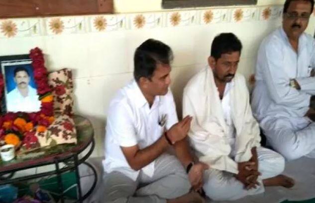 થોડા દિવસ અમરેલીના ચાંદગઢ ગામે ચાર દિવસ પહેલા ભરતભાઇ ખુમાણે લેણું વધી જતાં આત્મહત્યા કરી લીધી હતી.આ ખેડુતે ફરજા કુવાની લોન તેમજ પાક ધિરાણની લોન લીધી હતી.આ લોન ભરપાઇ કરી શકે તેમ ન હતા તેમજ પોતાના ખેતરમાં કપાસનું બે થી ત્રણ વખત વાવેતર કર્યું હતું આ પાક નિષફળ જશે તેવી પણ તેમને ભીતિ હતી.ભરતભાઇ ખુમાણે ઝેરી દવા પિતા પોતાની પત્નીને લાગી આવતા તેમને પણ ઝેરી દવા પીધી હતી. આ પરિવારને સાંત્વના આપવા વિપક્ષ નેતા પરેશ ધાનાણી પણ આવ્યા હતા.