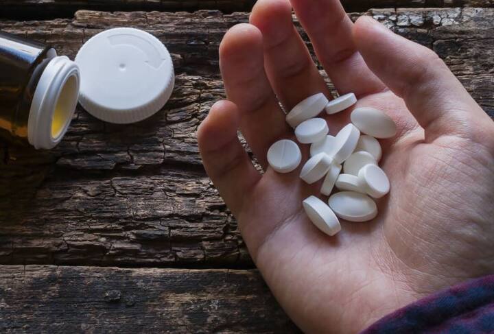 ધારીઃ અમરેલીના ચાંદગઢ ગામે થોડા દિવસો પહેલા ખેડૂત દંપતીએ ઝેરી દવા ગટગટાવીને આત્મહત્યા કરી હોવાની ઘટના બની હતી. આ ઘટનાની સ્યાહી હજુ સુકાઈ નથી ત્યાં ધારીના વાવડી ગામના ખેડૂતે પાક નિષ્ફળ જવાના ડરે આપઘાત કરી લીધો છે. ખેડૂતે આપઘાત કરી લેતા સમગ્ર વિસ્તારમાં ચકચાર મચી જવા પામી છે. પોલીસ ખેડૂતના મૃતદેહને પોસ્ટમોર્ટમ માટે ખસેડ્યો હતો.