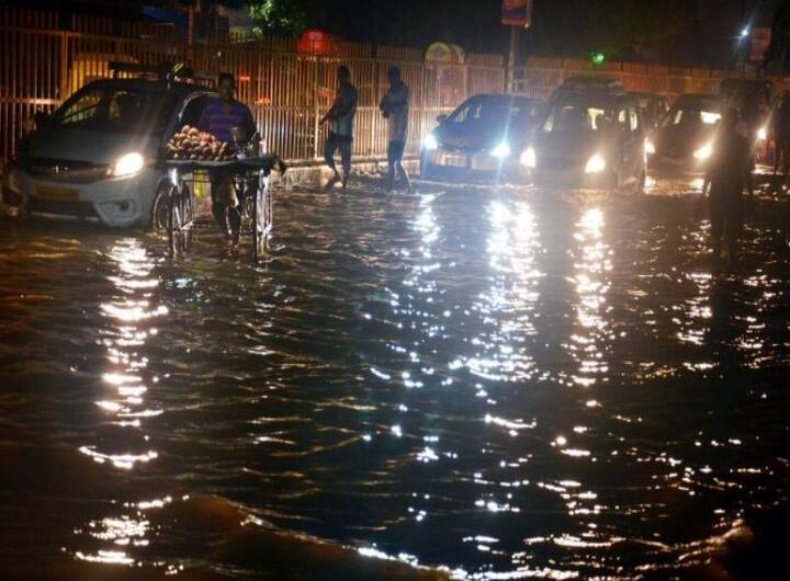 નવી દિલ્હી: સતત ભારે વરસાદના કારણે ઉત્તર ભારતના પર્વતીય રાજ્યોમાં સોમનારે પૂર અને ભૂસ્ખલનની ઘટનાઓ બની હતી. જ્યારે જમ્મુ-કાશ્મીર, હિમાચલ પ્રદેશ અને હરિયાણામાં ભારે વરસાદના કારણે 10 લોકોના મોત થયા છે. 