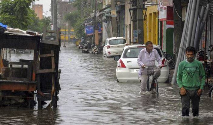 ઉત્તર ભારતના મોટા ભાગના રાજ્યમાં સતત વરસી રહેવા વરસાદથી પંજાબ અને હિમાચલ પ્રદેશ સહિત કેટલાક રાજ્યમાં પૂરની સ્થિતિ જોવા મળી હતી. સોમવારે મોટા ભાગના ઉત્તર ભારતના રાજ્યમાં વરસાદને કારણે આઠ લોકોના જીવનો ભોગ લેવાયો હતો. પંજાબમાં ભારે વરસાદને ધ્યાનમાં લઇને રેજ એલર્ટ જાહેર કરવામાં આવ્યું છે. આ ઉપરાંત હિમાચલ પ્રદેશ, જમ્મુ કાશ્મીરમાં શાળા-કોલેજમાં રજા જાહેર કરવામાં આવી છે. 