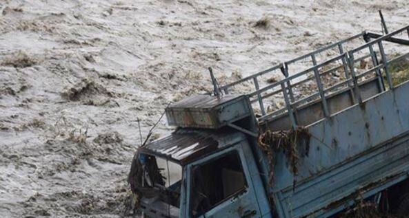 ભારે વરસાદના કારણે ભૂસ્ખલનની ઘટનાઓ બની છે. જેના કારણે બદ્રીનાથ, કેદારનાથ અને યમુનોત્રી જવાનો રસ્તો બંધ કરવામાં આવ્યો છે. ચારધામ યાત્રા પણ પ્રભાવિત થઈ છે. ભારે વરસાદના કારણે પાણી ભરાઈ જવાના કારણે દિલ્હીમાં ટ્રાફિકજામના દ્રશ્યો જોવા મળ્યા હતા. 