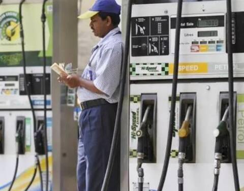 પેટ્રોલ-ડીઝલના ભાવમાં સતત વધારો, પેટ્રોલ 14 પૈસા અને ડીઝલ 10 પૈસા મોંઘું પેટ્રોલ-ડીઝલના ભાવમાં સતત વધારો, પેટ્રોલ 14 પૈસા અને ડીઝલ 10 પૈસા મોંઘું