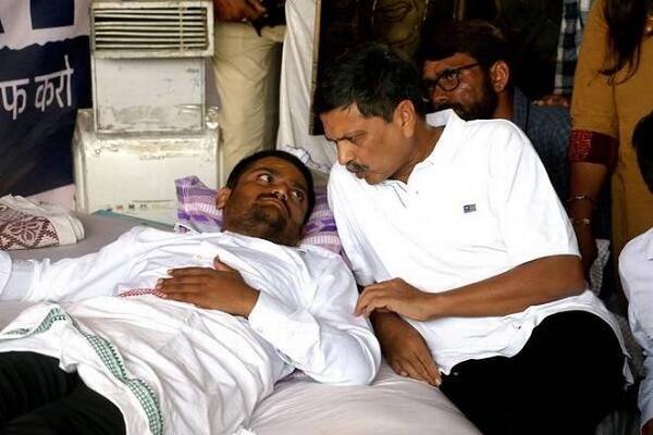 પાસ અને એસપીજી દ્વારા મંગળવારથી દરેક જિલ્લામાં કલેક્ટરને આવેદનપત્ર આપવામાં આવશે. સુરતમાં પણ પાસ-એસપીજી કલેક્ટરને આવેદનપત્ર આપીને પોતાની માગણીઓ આ રીતે સરકાર સુધી પહોંચાડશે.