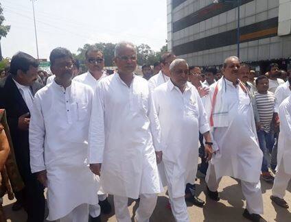 રાયપુર: છત્તીસગઢમાં 2017માં કથિત સેક્સ સીડી વાયરલ થઈ હતી જે મામલે છત્તીસગઢ કૉંગ્રેસ પ્રદેશ અધ્યક્ષ ભૂપેશ બઘેલને સીબીઆઈ કોર્ટે દોષી માન્યા છે. ભૂપેશ બઘેલને 14 દિવસ માટે જેલમાં મોકલી દેવામાં આવ્યા છે. બઘેલ 8 ઓક્ટોબર સુધી રિમાન્ડ પર રહેશે. આ મામલે વિજય ભાટિયા અને વિનોદ વર્માને જામીન મળી ગયા છે.