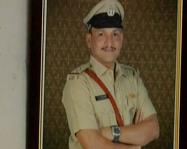 આ અંગેની વિગતો એવી છે કે, સુરત ઝોન-2માં રીડર પીએસઆઇ તરીકે ફરજ બજાવતા ભરત પ્રધાન પરિવાર સાથે રાંદેર પોલીસ લાઇનમાં રહે છે. તેઓ વર્ષ 2010થી પોલીસ લાઇનમાં રહે છે. ત્યારે પીએસઆઇના ભાભી સ્મિતાબેન હિમ્મતભાઈ પ્રધાન (ઉ.વ.35)એ સર્વિસ રિવોલ્વરથી ગોળી મારી આપઘાત કરી લીધો છે.