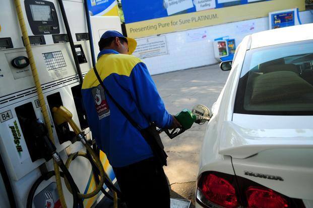 દેશમાં સતત વધતી પેટ્રૉલ અને ડિઝલની કિંમતોના કારણે સામાન્ય માણસ પરેશાન થઇ ગયો છે. ભારતની સરખામણીમાં નેપાલમાં પેટ્રૉલ અને ડિઝલ સસ્તું છે, આ કારણે માત્ર પેટ્રૉલ અને ડિઝલની તસ્કરી કરવા માટે દાર્જલિંગ-નેપાલની સરહદ પર વસનારા લોકો નેપાલ તરફ જવા લાગ્યા છે.