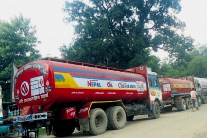 શું છે નેપાળમાં પેટ્રૉલ અને ડિઝલની કિંમતઃ--- દિલ્હીમાં 1 લીટર પેટ્રૉલની કિંમત 82 રૂપિયા 72 પૈસા છે અને નેપાળમાં ફક્ત 71 રૂપિયા 56 પૈસા છે, એટલે સીધા 11 રૂપિયા 16 પૈસા સસ્તુ પેટ્રૉલ નેપાળમાં મળી રહ્યુ છે. ભારતમાં ડિઝલની કિંમત 74 રૂપિયાની પાર પહોંચી ગઇ છે પણ નેપાળમાં 1 લીટર ડિઝલ લગભગ 63 રૂપિયામાં મળી રહ્યું છે.