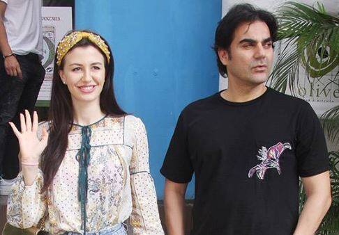 સ્પોર્ટબોયની રિપોર્ટ મુજબ, અરબાઝ અને જોર્જિયા કોર્ટ મેરેજનું પ્લાનિંગ કરી રહ્યા છે. બંનેના સબંધને પરિવારના તમામ સદસ્યોએ મંજૂરી આપી દિધી છે. ગણેશ ચતુર્થી પર અર્પિતા ખાનના ઘરે અરબાઝ ખાનની એક્સ વાઈફ મલાઈકા અરોરા અને જોર્જિયા એંડ્રિયાની વચ્ચે મુલાકાત થઈ હતી. 