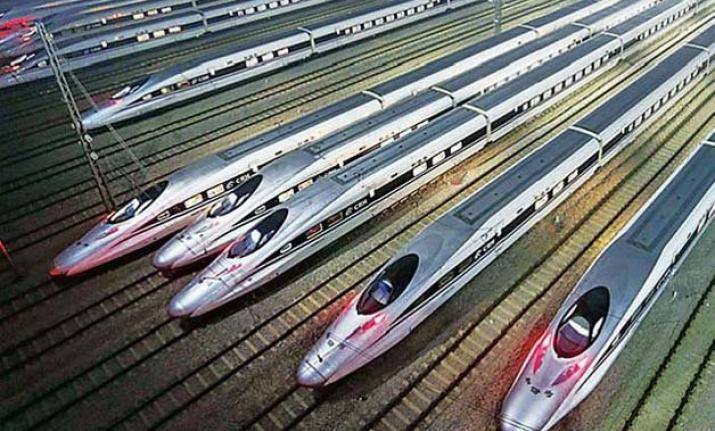 એક લાખ કરોડ રૂપિયાના ખર્ચે તૈયાર થનારા બૂલેટ ટ્રેન પ્રૉજેક્ટથી ગુજરાત અને મહારાષ્ટ્રના ખેડૂતોની જમીન અધિગ્રહણનો મામલો વિવાદોમાં પડ્યો છે. આ વિવાદને જોતા કેન્દ્ર સરકારે એક કમિટીની રચના કરી છે, જ્યારે જાપાની કંપનીએ ફન્ડ રોકતા કહ્યું છે કે, મોદી સરકારે પહેલા ખેડૂતોના પ્રશ્નો હલ કરવા જોઇએ. 