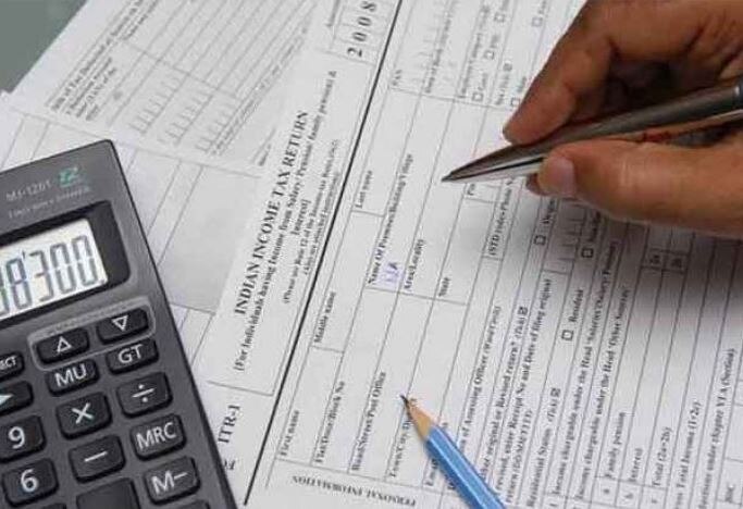 સીબીડીટી દ્વારા આ પહેલાં રજૂ કરાયેલા આંકડાઓ અનુસાર વેતનભોગી કરદાતાઓ અને પોતાની આવકનું અનુમાન લગાવીને આઇટીઆર દાખલ કરવાવાળા કરદાતાઓની સંખ્યા 31 ઓગષ્ટ સુધી 71 ટકા વધારીને 5.42 કરોડ પર પહોંચી ગઇ છે. આ શ્રેણીનાં કરદાતાઓનાં નાણાંકીય વર્ષ 2017-18ને માટે પોતાનો આઇટીઆર ગયા મહીના સુધી દાખલ કરવાનો હતો.