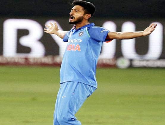 લિમીટેડ ઓવરોમાં ભારત માટે જસપ્રીત બુમરાહ અને ભુવનેશ્વર કુમાર ટીમ ઇન્ડિયા માટે હંમેશા ફાયદાકારક રહ્યાં છે. હવે ફાઇનલમાં બન્નેને રમાડવા માટે આજની અફઘાનિસ્તાન સામેની મેચમાં ખલીલ અહેમદને પણ મોકો આપવામાં આવી શકે છે. આ 20 વર્ષનો યુવા અને ધારદાર બૉલર છે.