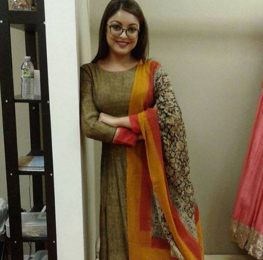 આ ઘટના બાદ તેમણે ત્યાં હંગામો મચાવ્યો હતો અને કેટલાક પત્રકારોને બોલાવ્યા. પરંતુ નાના પાટેકરને આનાથી કોઈ ફેર ન પડ્યો અને સેટ છોડીને ચાલ્યા ગયા. તે નાના સામે એફઆઈઆર પણ નોંધાવી હતી.