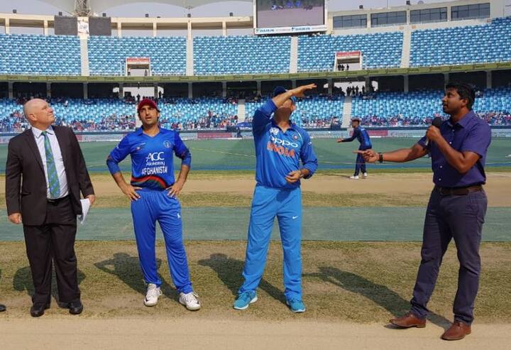 દુબઈઃ એશિયા કપના પાંચમા મુકાબલમાં ભારતીય ટીમના કેપ્ટન રોહિત શર્મા અને વાઇસ કેપ્ટન શિખર ધવનને આરામ આપવામાં આવ્યો છે. જેના કારણે મહેન્દ્ર સિંહ ધોની 696 દિવસ બાદ ફરી એક વખત ભારતીય ટીમની કેપ્ટનશિપ સંભાળી રહ્યો છે. ધોની 200મી વખત વનડે મેચમાં ટીમની કેપ્ટનશિપ કરી રહ્યો છે.