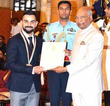 કોહલીને એનાયત થયો ખેલ રત્ન એવોર્ડ, પત્નિ અનુષ્કા પણ હતી હાજર, જુઓ તસવીરો