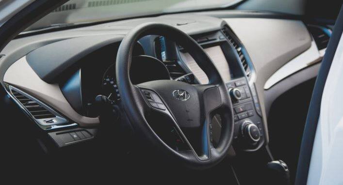 આ કારના ફીચર્સની વાત કરવામાં આવે તો નવી સેન્ટ્રોની સૌથી મોટી ખૂબી 7.0 ઈંચ ટચસ્ક્રીન ઈન્ફોટેનમેન્ટ સિસ્ટમ હોઇ શકે છે. જે ટોપ વેરિયન્ટમાં જ આપવામાં આવી શકે છે. કારમાં એન્ડ્રોઇડ ઓટો અને એપલ કારપ્લે આપવામાં આવશે.