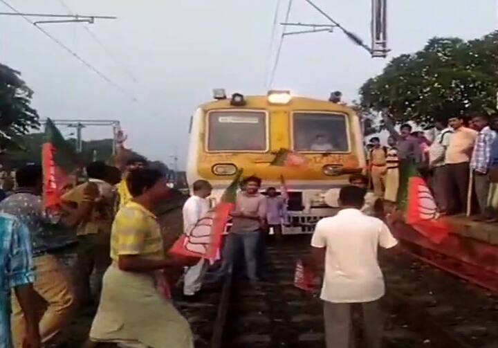 એકબાજુ બીજેપીએ બંધ આપ્યુ છે તે તેના વિરોધમાં TMC સમર્થક આસનસોલમાં બાઇક રેલી કાઢી રહ્યાં છે. કેટલાય કાર્યકર્તાઓ હેલમેટ પહેર્યા વિના રેલી કાઢી રહ્યાં છે. 