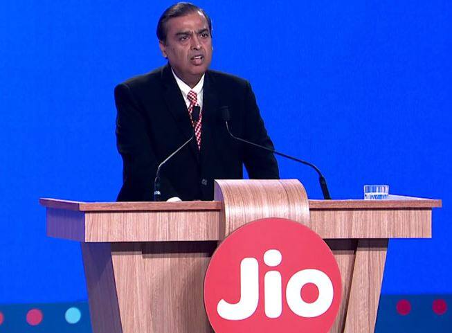 નવી દિલ્હીઃ રિલાયન્સ જિયો તેના યૂઝર્સ માટે હંમેશા નવીન ઓફર લાવતી રહે છે. આ વખતે પણ કંપની ધમાકેદાર ઓફર લઈને આવી છે. જે અંતર્ગત રિલાયન્સ જિયોના તમામ યૂઝર્સ 5 વર્ષ સુધી ફ્રીમાં તમામ ક્રિકેટ મેચનું લાઇવ પ્રસારણ જોઈ શકશે. જેનો ફાયદો જિયો યૂઝર્સ રિલાયન્સ જિયો ટીવી એપ પર ઉઠાવી શકશે.