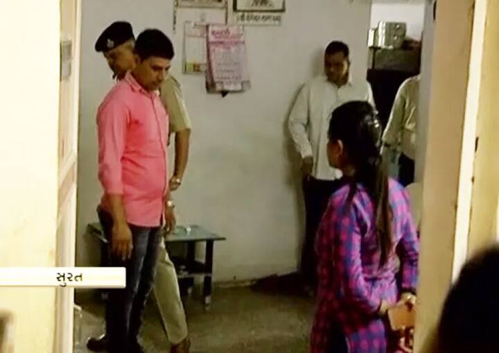 રાંદેર પોલીસ લાઈનમાં આવેલી બી-3માં રહેતા અને ઝોન-2માં રીડર ભરત પરધનેની ભાભી સ્મિતા(ઉ.વ.35)એ મંગળવારે સવારે 8.30 કલાકે સર્વિસ ગનથી આપઘાત કરી લીધો હતો. તેમણે સૂસાઇડ નોટમાં લખ્યું છે કે, મને માફ કરજો, હું હેમંત વગર રહી શકુ તેમ નથી. પતિના અવસાન બાદ પત્ની ડિપ્રેશન રહેતી હતી. જેના કારણે આપઘાત કર્યાનું પોલીસ તપાસમાં બહાર આવ્યું છે. 