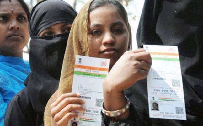  કોર્ટે કહ્યું કે, ટેલિકોમ કંપનીઓ, ઈ-કોમર્સ ફર્મ, પ્રાઈવેટ બેંક અને અન્ય કોઈપણ કંપની કે સંસ્થા આધાર માગી ન શકે. ચૂકાદો આપતા કોર્ટે કહ્યું કે, સામાન્ય લોકોના હિત માટે આધાર કામ કરે છે અને તેનાથી સમજના વંચિત રહેલા લોકોને ફાયદો થશે. આધારનો ડેટા 6 મહિનાથી વધારે સ્ટોર નહીં કરી શકાય. 5 વર્ષ સુધી ડેટા રાખવો બેડ ઇન લો છે. સુપ્રીમ કોર્ટે આધાર એક્ટની કલમ 57ને રદ્દ કરતાં કહ્યું કે, પ્રાઈવેટ કંપનીઓ આધાર માગી ન શકે. આધાર પર હુમલો બંધારણની વિરૂદ્ધ છે. તેના ડુપ્લિકેટ થવાનું કોઈ જોખમ નથી. આધાર એકદમ સુરક્ષિત છે. લોકસભામાં આધાર બિલને નાણાંકીય બિલ તરીકે પાસ કરવાને સુપ્રીમ કોર્ટે યોગ્ય ગણાવ્યું.