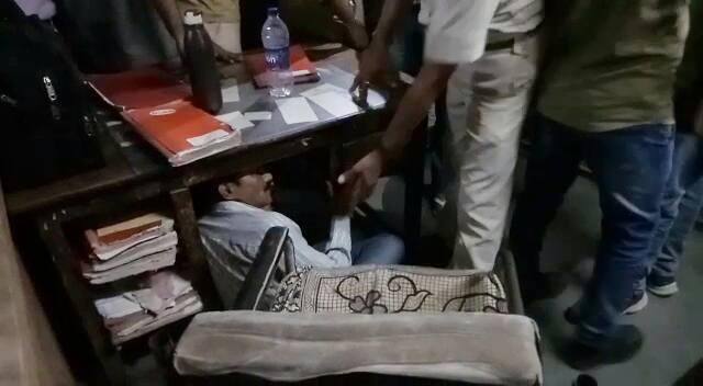 વડોદરાથી થરાદ જતી એસ.ટી. બસમાં આ યુવતી બેઠી હતી. જે રણુજા દર્શન કરી પરત ફરી રહ્યા હતા. દરમિયાન બસમાં યુવતીની કંડક્ટર ગણેશ પરમારે છેડતી કરી હતી. આ છેડતીની ઘટના મુદ્દે મુસાફરોએ ડીસા ડેપો મેનેજરને રજુઆત કરી હતી. આ સમયે હંગામો થતાં મારના ડરથી કંડક્ટર ટેબલ નીચે સંતાઇ ગયો હતો .