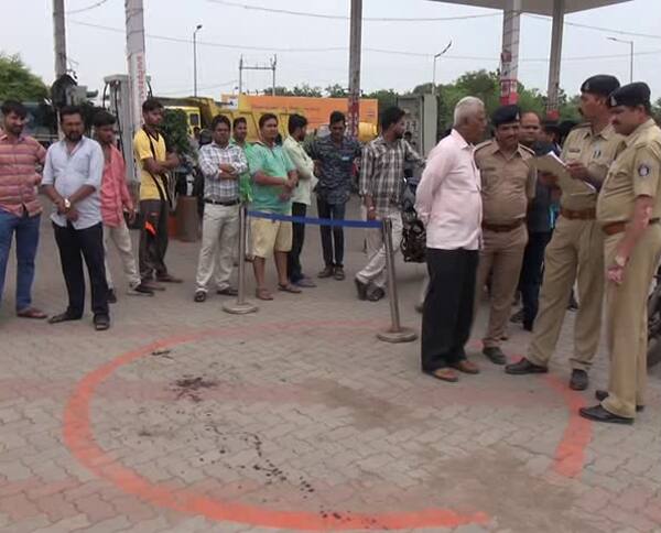 આ અંગેની વિગતો એવી છે કે, જમીન લે-વેચનો વ્યવસાય કરતાં અને ખરવાસા કરાડવા રોડ શ્રદ્ધા સોસાયટીમાં રહેતા રાજેશ ખેરનાર(ઉ.વ.37) અને આ જ વિસ્તારની પરિણીત યુવતી સાથે પ્રેમસંબંધ હતા. હત્યાની આગલી રાતે અશોક પરિણીતાના ઘર પાસે ગરબા રમવા માટે ગયો હતો. અહીં પરિણતાને તેનો પતિ અને પિતા રાજેશ સાથે જોઇ ગયા હતા.