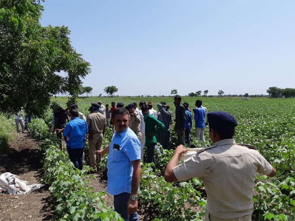 આ હત્યા બીજા કોઈએ નહીં, પરંતુ તેમની પત્નીએ પતિના મિત્ર એવા પ્રેમી સાથે મળીને કરી હોવાની પોલીસને શંકા છે. પોલીસે હત્યાનો ગુનો નોંધીને આ દિશામાં વધુ તપાસ હાથ ધરી છે. પોલીસે મૃતદેહને પીએમ માટે હોસ્પિટલે ખસેડ્યો છે.