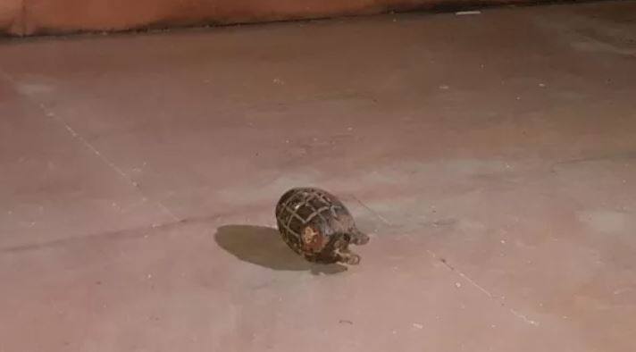 મેરઠની સરઘના વિધાનસભા સીટ પરથી બીજેપી ધારાસભ્ય સંગીત સોમનો બંગલો કેંટ વિસ્તારના માલરોડ પર આરએ લાઇનમાં છે. ઘટના આશરે 12.45 કલાકે બની હોવાનું કહેવામાં આવી રહ્યું છે. સંગીત સોમ તેમના કાફલા સાથે 12 વાગ્યાની આસપાસ ઘરે પરત ફર્યા હતા અને બંગલામાં આરામ કરતા હતા ત્યારે ગોળીબારરનો અવાજ સંભળાયો. તેમણે બહાર જઈને જોયું તો બંગલાના ગેટ પર ગોળીઓ વરસી રહી હતી.