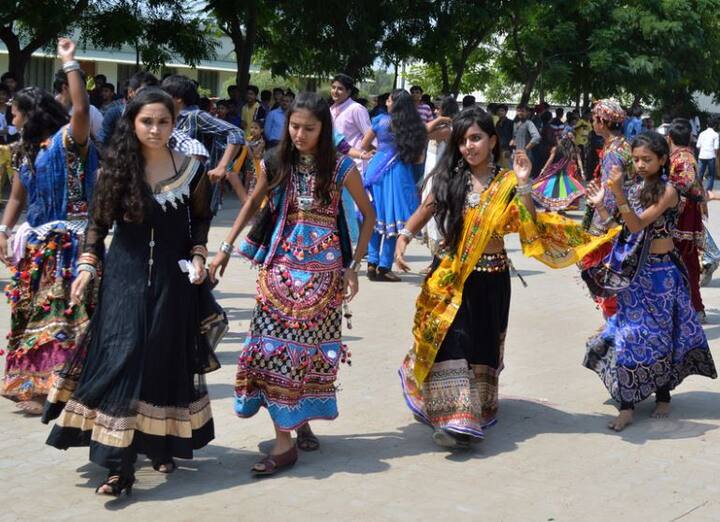 સુરતની ખાનગી શાળાઓએ એકજૂટ થવાની સાથે જ નવરાત્રિ વેકેશન ન આપવાની દિશામાં ઝુંબેશ શરૃ કરી છે. જેમાં વાલીઓને નવરાત્રિ વેકેશન ન આપવાની સાથે જ 21 દિવસનું દિવાળી વેકેશન આપવાની વાતો કરાઇ રહી છે. વાલીઓ પાસે તે અંગે સંમતિપત્રક લખાવી દેવાની સાથે જ મોબાઇલ પર તે અંગેના મેસેજ કરવામાં આવી રહ્યા છે.