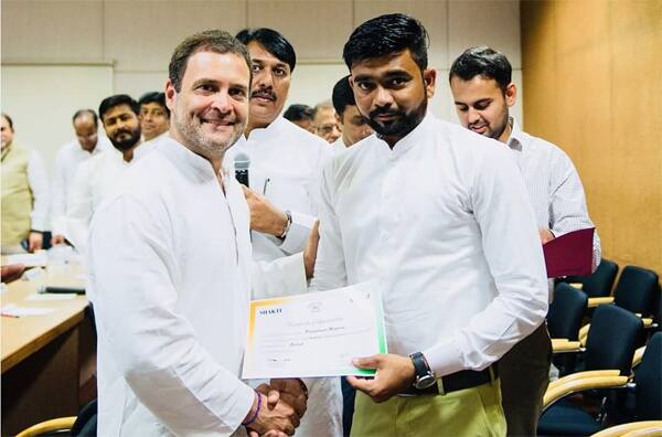 કોંગ્રેસ પ્રમુખ રાહુલ ગાંધીએ કોંગ્રેસના કાર્યકર પ્રદીપ મકવાણાનું સન્માન કર્યું હતું.