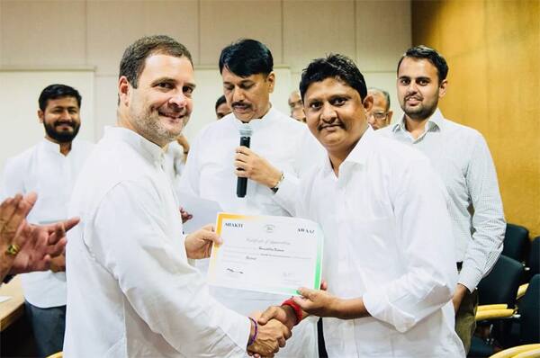 કોંગ્રેસ પ્રમુખ રાહુલ ગાંધીએ કોંગ્રેસના કાર્યકર હરેશભાઈ વસાવાનું સન્માન કર્યું હતું.