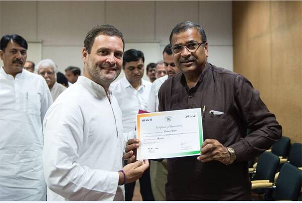 કોંગ્રેસ પ્રમુખ રાહુલ ગાંધીએ કલોલના ધારાસભ્ય બળદેવજી ઠાકોરનું સન્માન કર્યું હતું.