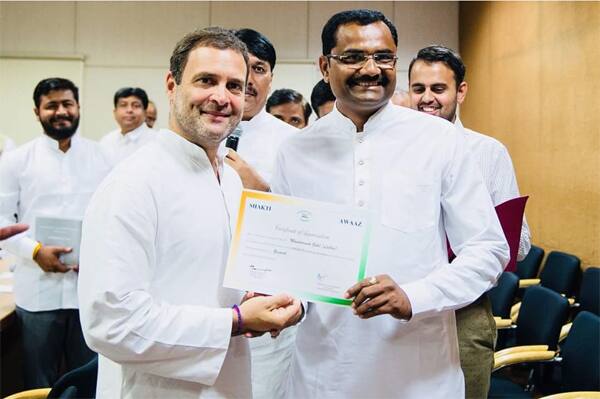 કોંગ્રેસ પ્રમુખ રાહુલ ગાંધીએ કોંગ્રેસના કાર્યકર મનોહરસિંહ ગોહિલનું સન્માન કર્યું હતું.