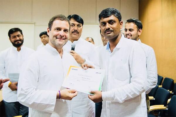 કોંગ્રેસ પ્રમુખ રાહુલ ગાંધીએ કોંગ્રેસના કાર્યકર ભીખુભાઈ સોલંકીનું સન્માન કર્યું હતું.