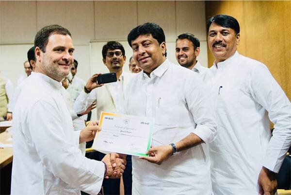 કોંગ્રેસ પ્રમુખ રાહુલ ગાંધીએ દાણીલીમડાના ધારાસભ્ય શૈલેષ પરમારનું સન્માન કર્યું હતું.